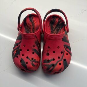 Crocs - Boys Size 2 - Red & Black Swirl